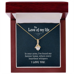 Gold necklace with a sparkling pendant displayed in an elegant wooden gift box featuring a heartfelt message for a loved one, perfect for anniversary or birthday gifts.